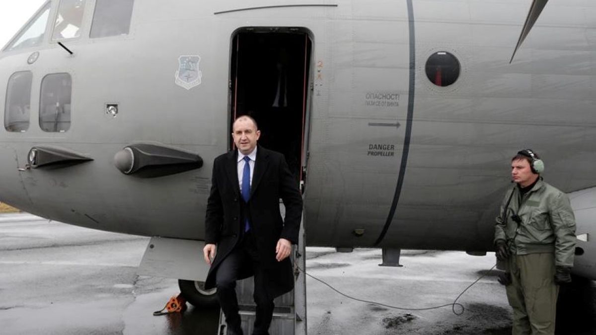 Фейсбук пламна заради Радев! Разрази се остра дискусия прав ли е да лети със "Спартан"?