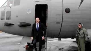 Фейсбук пламна заради Радев! Разрази се остра дискусия прав ли е да лети със "Спартан"?
