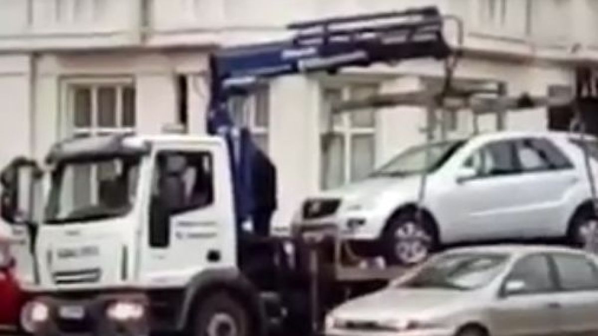 Бургазлия се хвърли като Матросов срещу паяка, пази джипа си (УНИКАЛНО ВИДЕО)