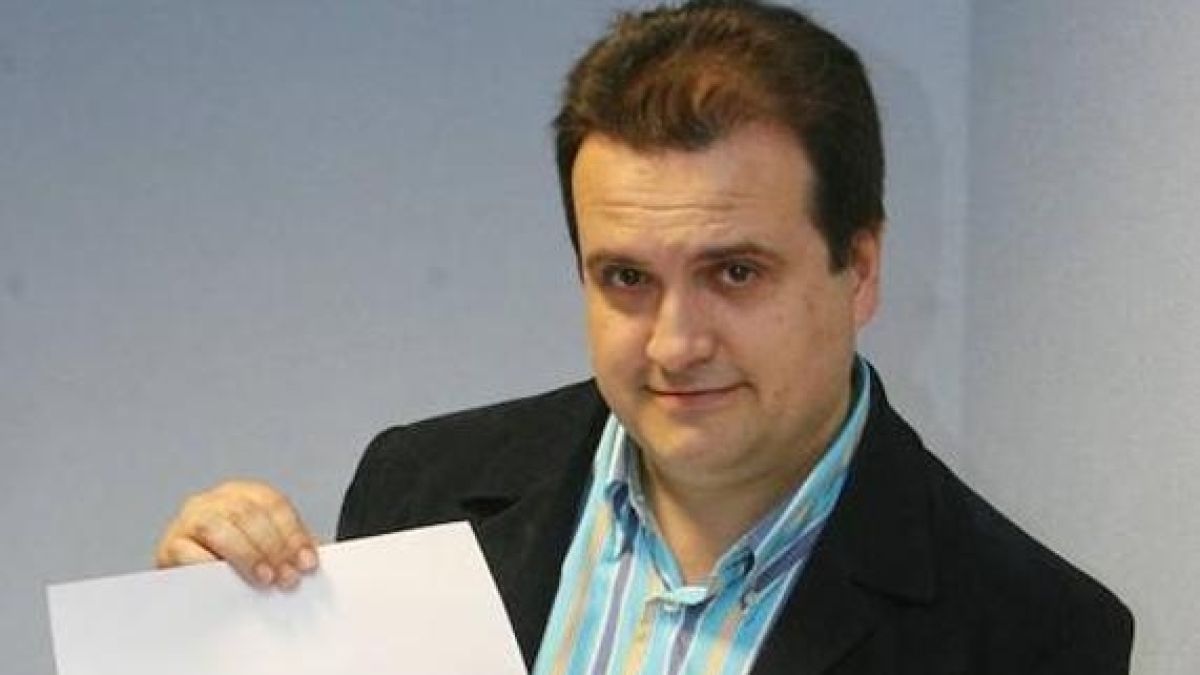 Хитър чиновник не ходи на работа от 10 години, но продължава да си получава голямата заплата (СНИМКИ)