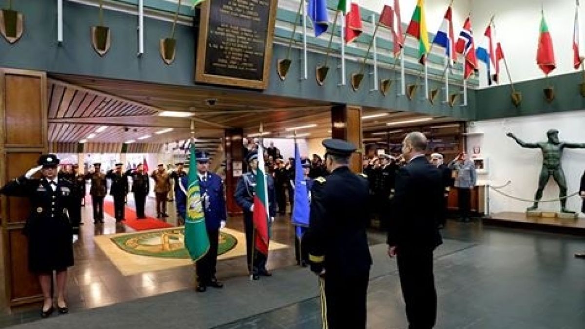 Радев се срещна с български военни в НАТО (СНИМКИ)