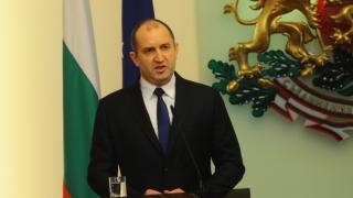 Чиновници спъват Радев! Заради техни грешки подписва указ след указ!
