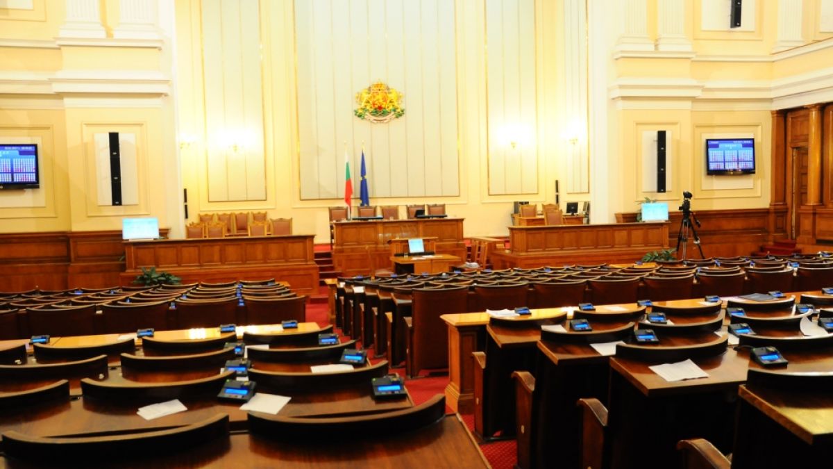 "Маркет линкс": Как ще изглежда парламентът с пет или осем партии (ГРАФИКИ)
