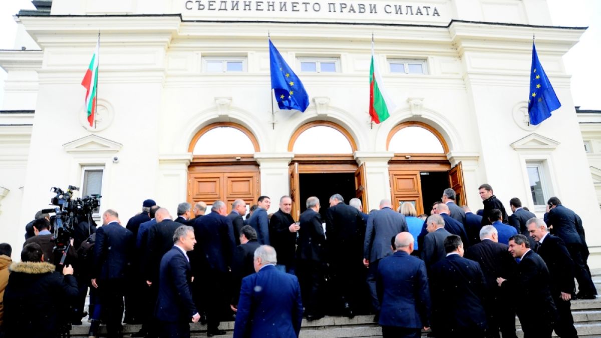 Парламентът дава 180 бона за цветя