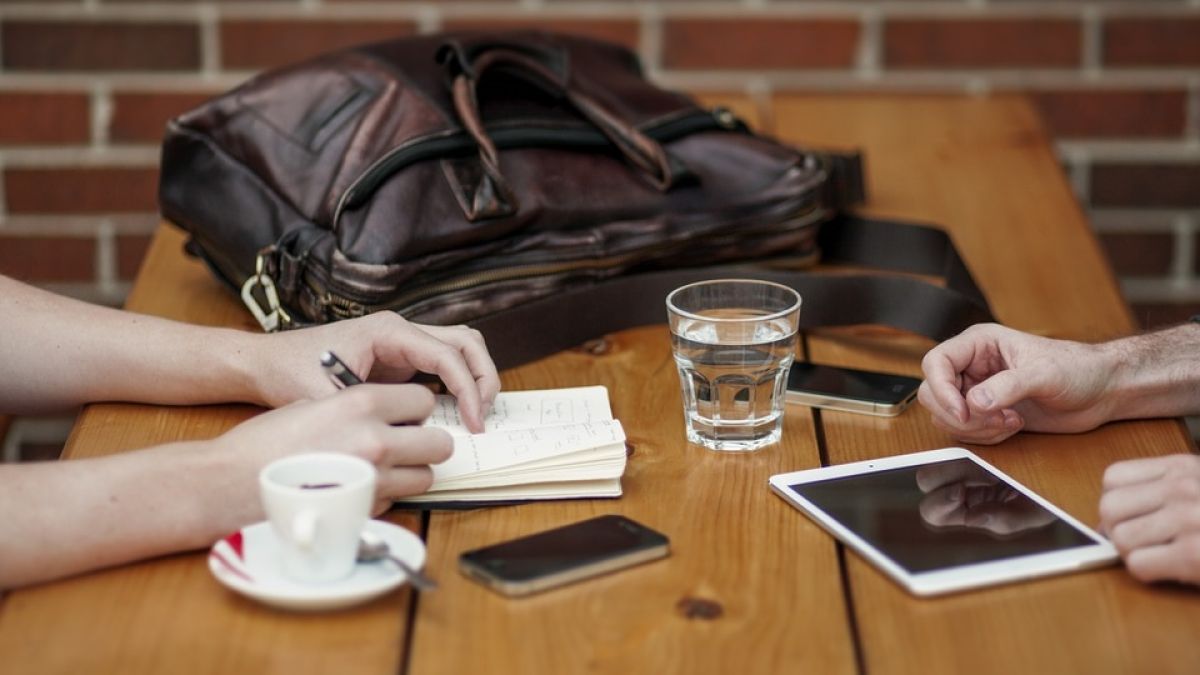 Телефони, СМС-и, интернет - всичко на кирилица! Ще го бъде ли? (ВИДЕО) 