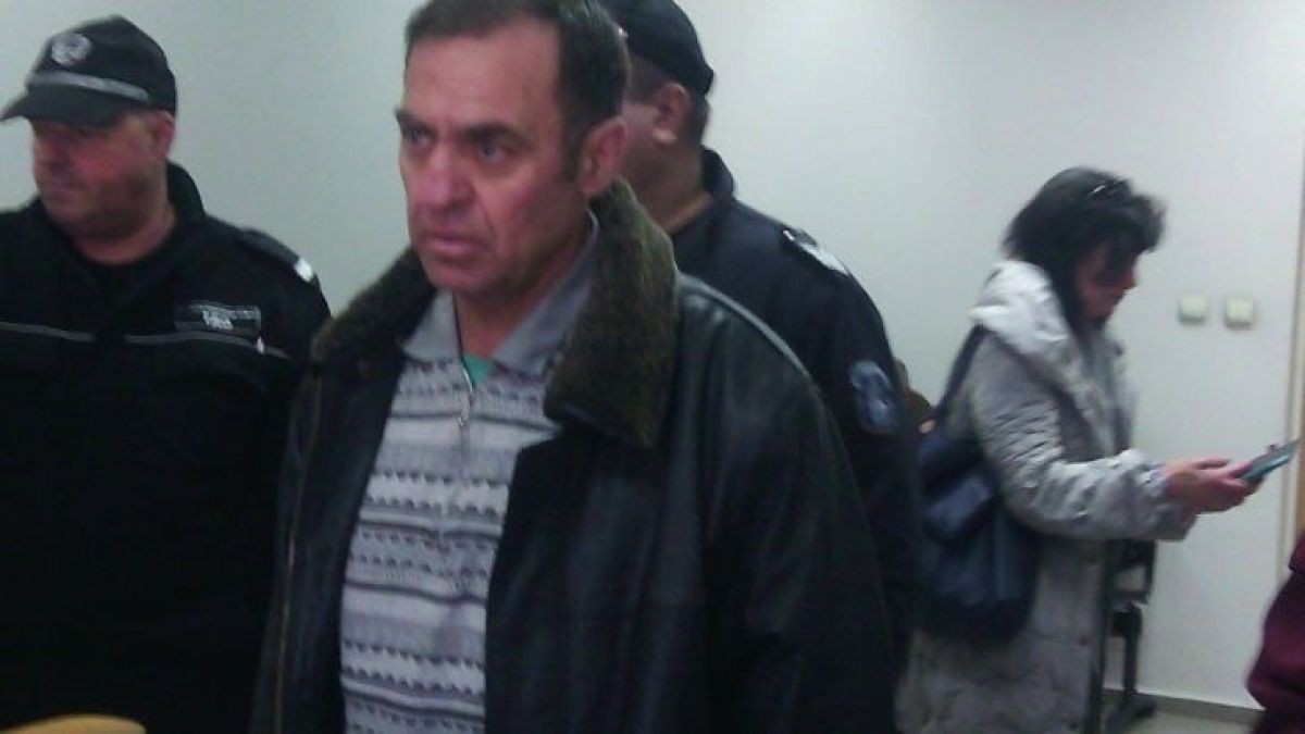 Извънредно и първо в БЛИЦ! Осъденият за изнасилване на ученичка бивш кмет на Стрелча Иван Евстатиев излезе от затвора предсрочно