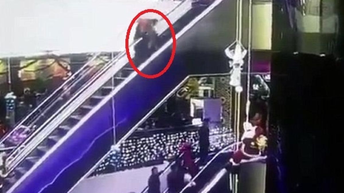 Ужасяваща смърт! Майка изпусна бебето си от ескалатор (ВИДЕО 18+)