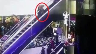 Ужасяваща смърт! Майка изпусна бебето си от ескалатор (ВИДЕО 18+)
