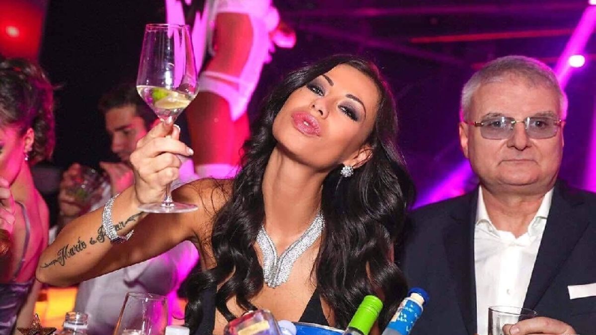 Гореща, гореща, та чак пари. Виж огнените СНИМКИ на претендентката за Miss Playmate Маги Бадер 