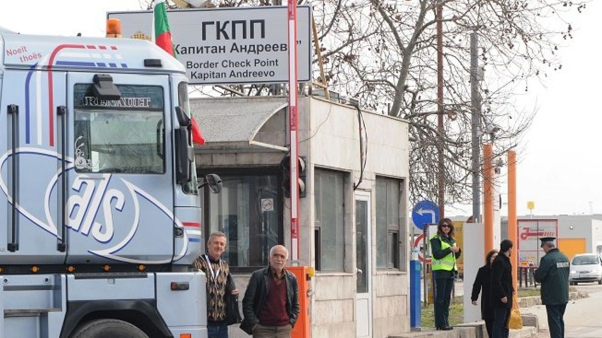 Закопчаха подкупната полицайка Камбурова след спецакция на "Капитан Андреево" 