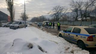 Брониран инкасо автомобил се заби във фирмен бус (СНИМКИ)