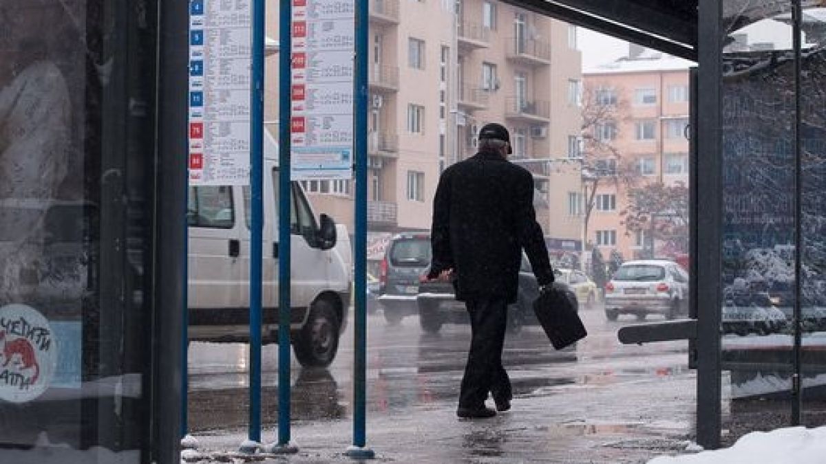 Нова мода: Непознат обикаля спирките в София и закичва кошчетата с ... (СНИМКА)