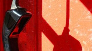 Пенсионерка остави спестяванията си до кофа за боклук в Сандански и бързо се скри от страх да не я убият