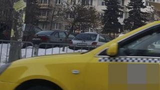 Хит в мрежата: Четири човека, едно такси, лист гипсокартон и завидна координация (СНИМКА)