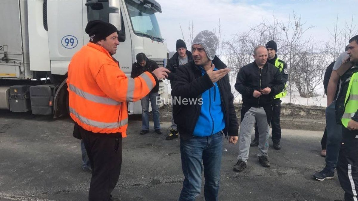 Меле с два ТИР-а затвори Е-79, единият водач бил неадекватен и паднал на земята (СНИМКИ)
