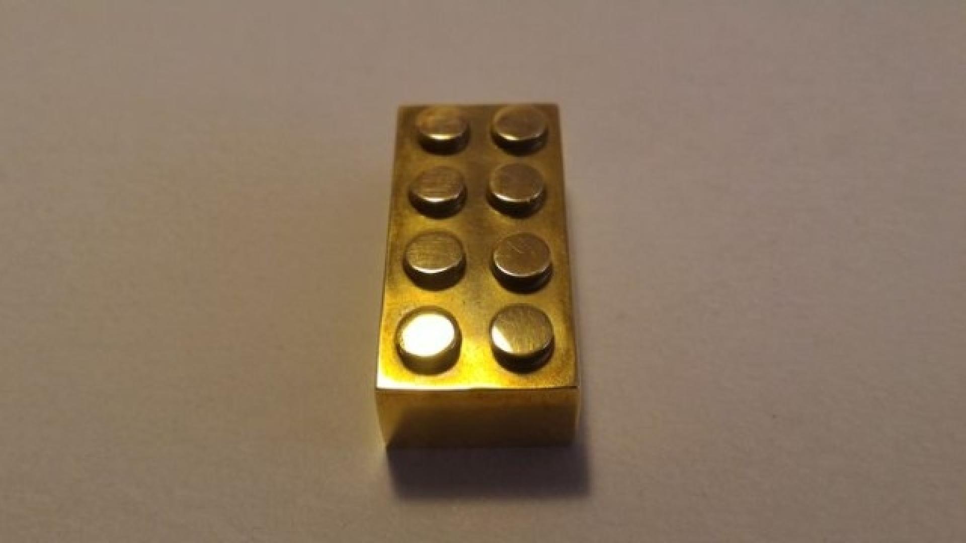 Продадоха тухличка „Лего” за 12 000 британски лири (СНИМКИ)