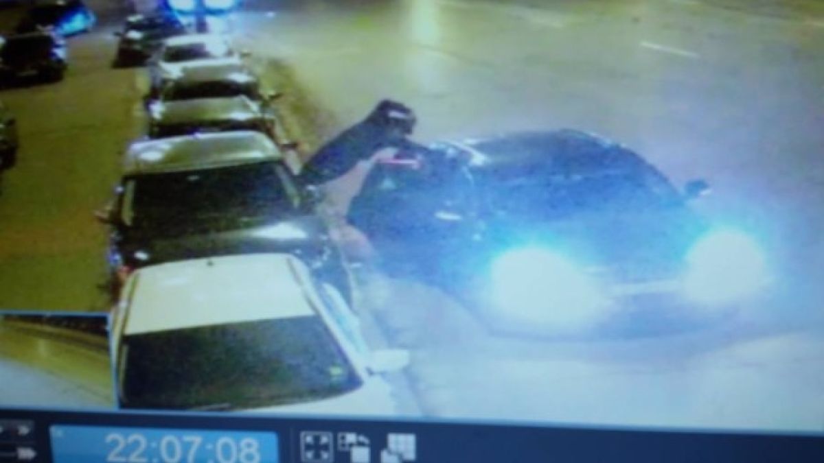 Автокрадци стават акробати! ВИДЕО показа как се задига кола от оживен столичен булевард
