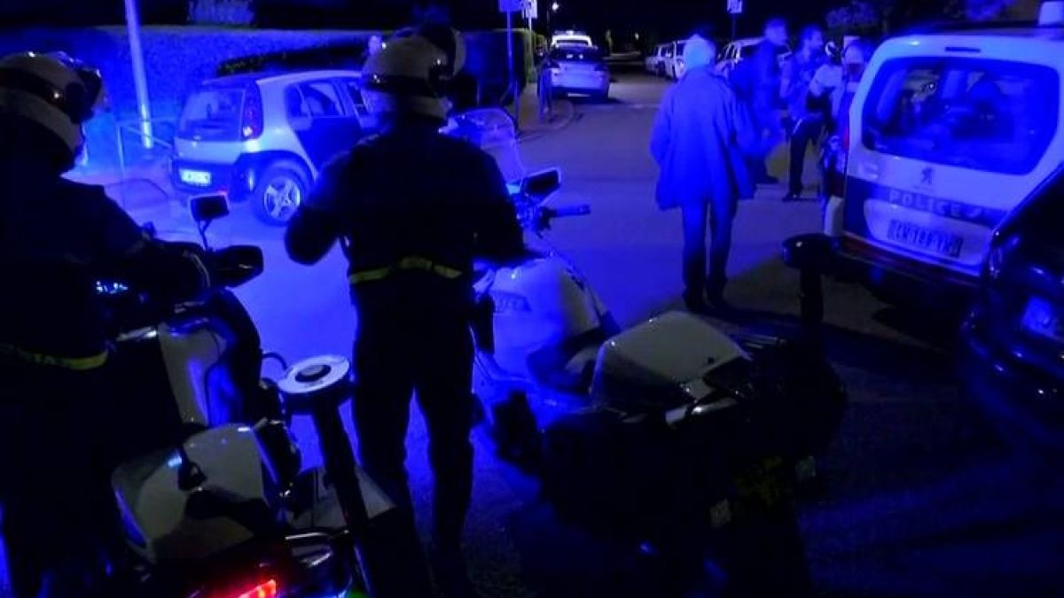 Петима ранени при две експлозии в парижко предградие