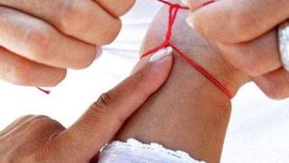 Поличба! Ето ако имате червен конец на ръката и той се скъса