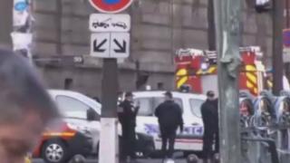 Зловещи подробности: Джихадист с мачете и крясъци "Аллах акбар!"  е нападнал Лувъра, надупчен е на решето