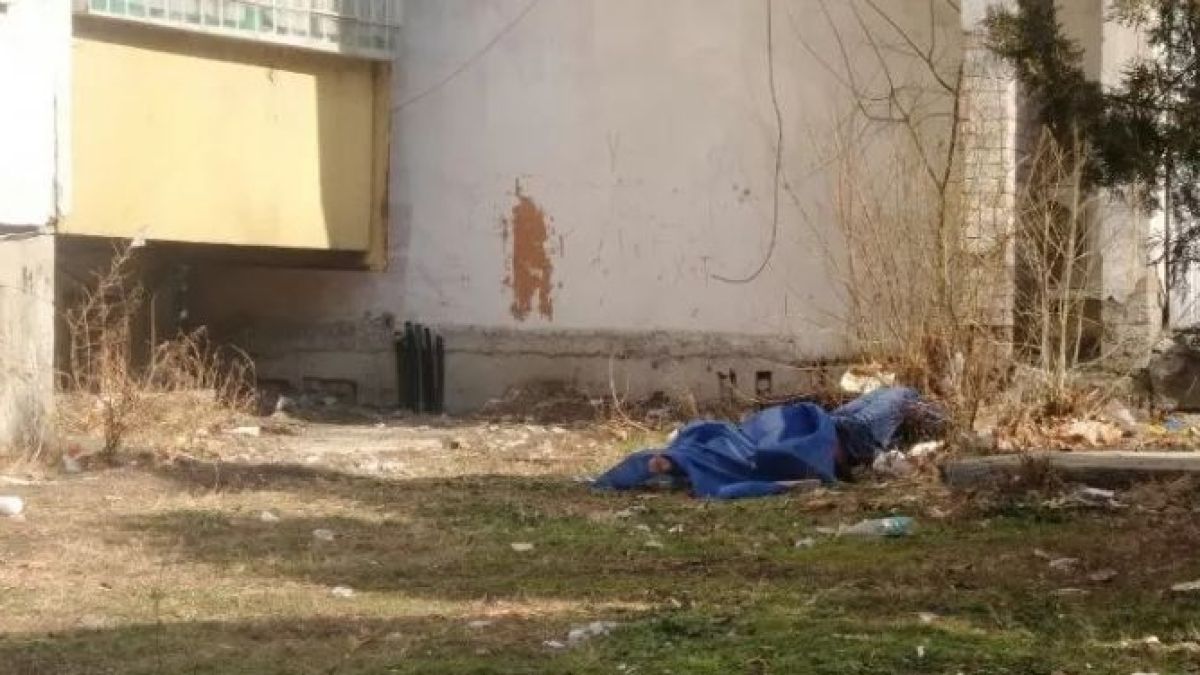 Млад мъж полетя от четвъртия етаж на блок в Бургас