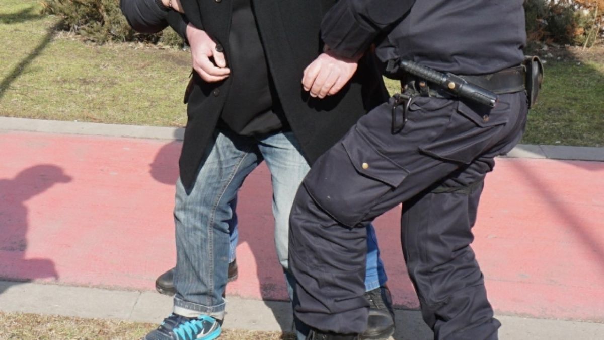 Екшън с варненския ексцентрик Росен Марков – плаши, че ще си драсне клечката (СНИМКИ)
