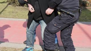 Екшън с варненския ексцентрик Росен Марков – плаши, че ще си драсне клечката (СНИМКИ)