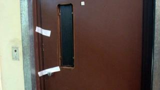 70-годишна баба катери стълби до 6-ия етаж заради зазидан асансьор