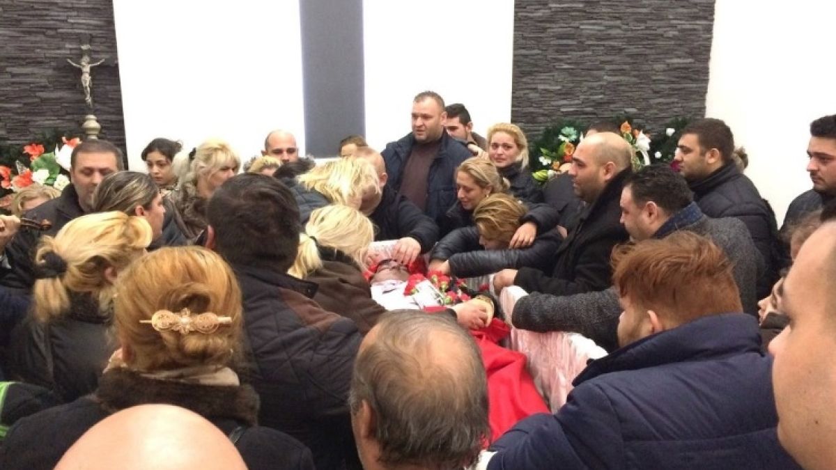 Ексклузивно в БЛИЦ: Рев, късане на дрехи и подаръци в ковчега: ето как погребаха прочут ромски милионер (СНИМКИ (18+)