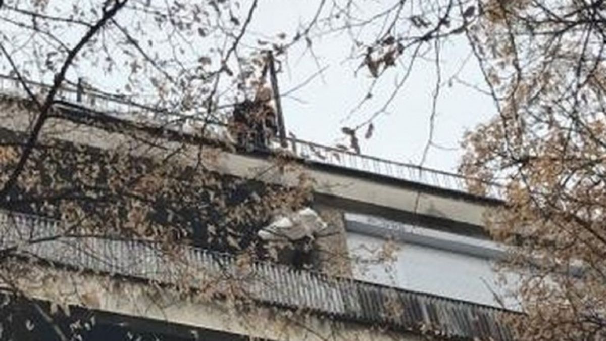 Въоръжен с лопата мъж на покрива взе "заложници" в магазин Березка (СНИМКИ)