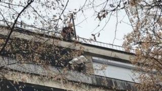 Въоръжен с лопата мъж на покрива взе "заложници" в магазин Березка (СНИМКИ)
