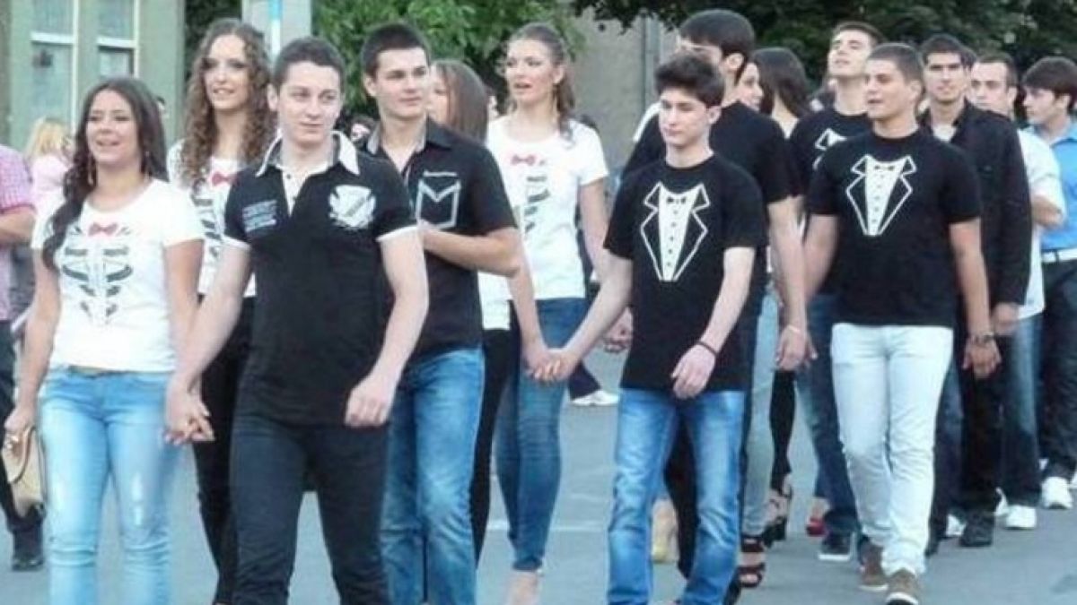 За пример! Ентусиасти превръщат балната вечер на бургаски абитуриенти в приказка за Пепеляшка