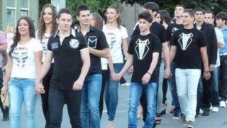 За пример! Ентусиасти превръщат балната вечер на бургаски абитуриенти в приказка за Пепеляшка