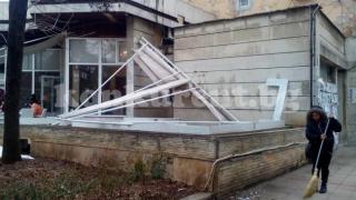Инцидент на пъпа на Враца: Срути се навесът на Сувенирната палата (СНИМКИ)