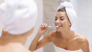 Топ 9 на натуралните продукти за избелване на зъби