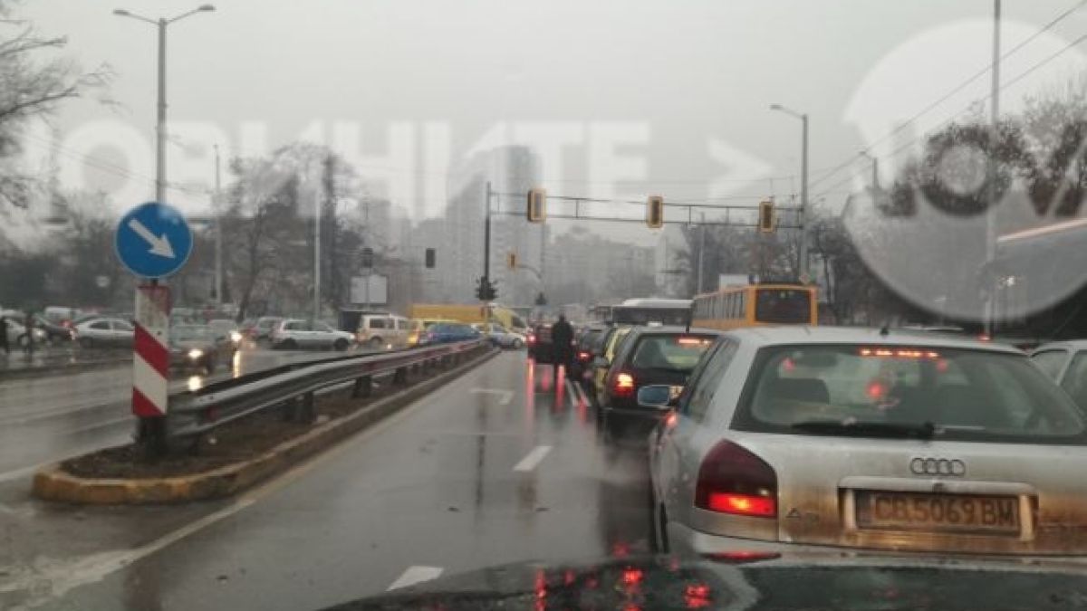 Този софиянец днес се превърна в герой! Излезе от колата си и в поройния дъжд и ... (СНИМКИ/ВИДЕО)