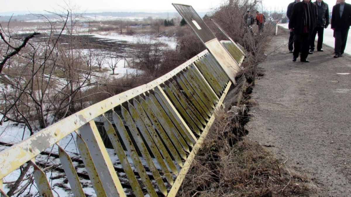 Първи СНИМКИ от аварията на моста край Шумен, която спря движението на влаковете 