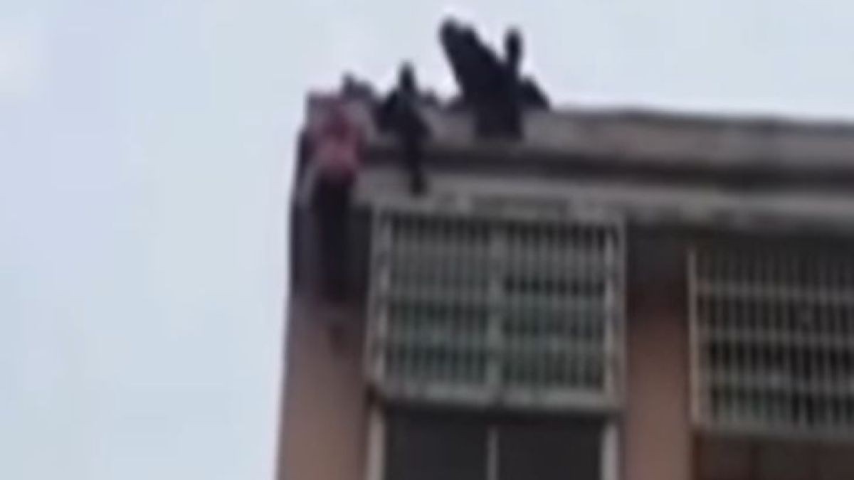 Зрелищно ВИДЕО: Китаец спаси жена си от самоубийство, хващайки я за косата