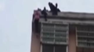 Зрелищно ВИДЕО: Китаец спаси жена си от самоубийство, хващайки я за косата