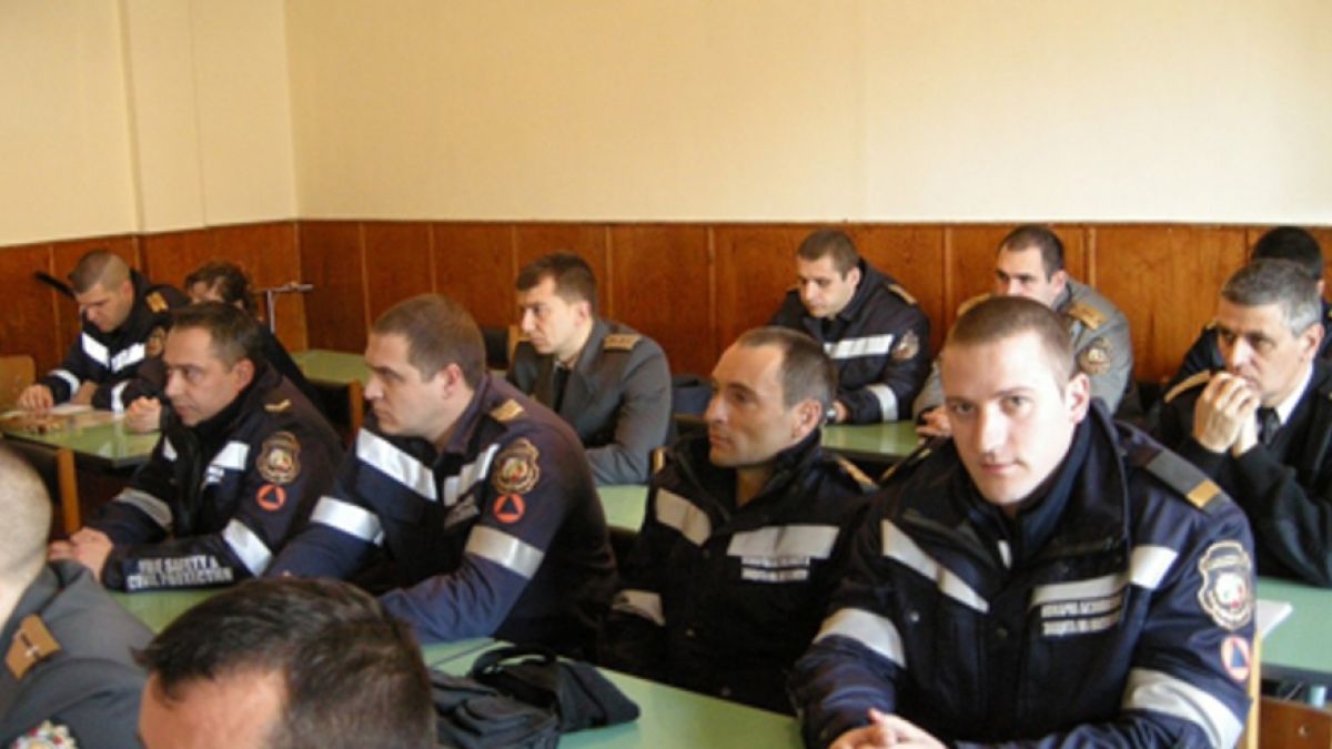 Пожарникарите от Чикаго? Не, от Сливен! Как се спасява 6-месечно бебе насред незапомнен студ и двуметрови преспи!? 