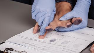 Чужденците, пристигащи в Китай, ще дават пръстови отпечатъци на границата