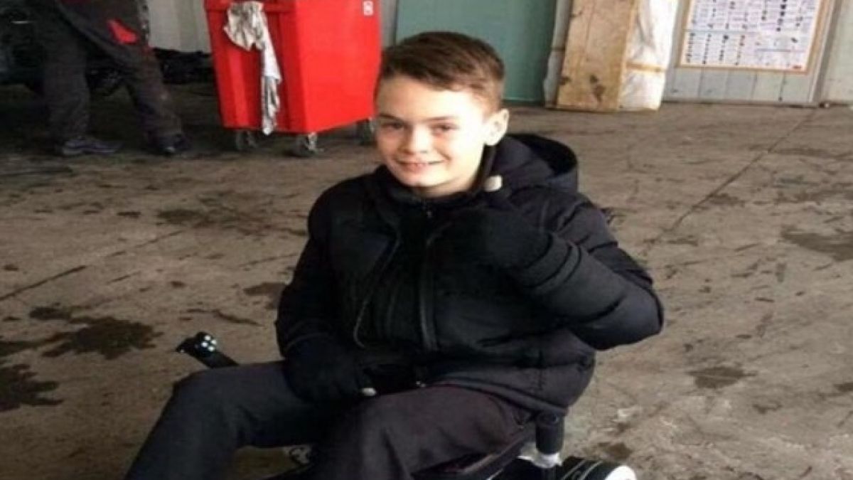 Млад мъж продава колата си благотворително, дарява сумата за болно дете