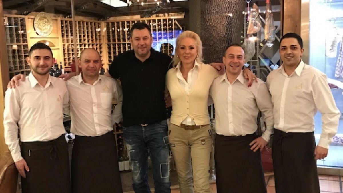 СНИМКИ издадоха Лепа Брена как подгря за Гришо