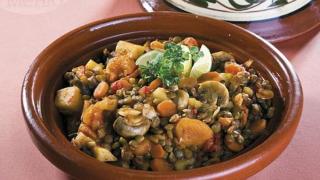 Лесно и вкусно! Постен гювеч с леща, вдъхновен от Мароко