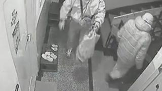 Пазете се! "Мафията на маратонките" върлува в Бургас! Вижте я в дейстие (ВИДЕО)