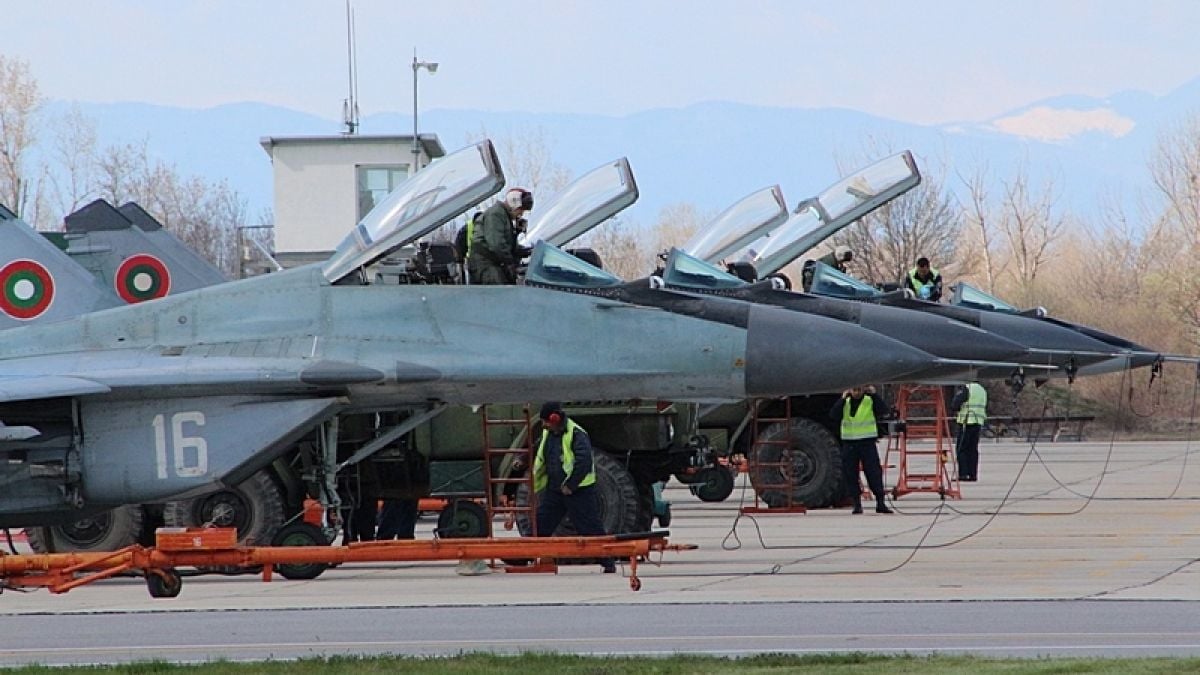 Бивш военен осъди авиобаза за извънреден труд