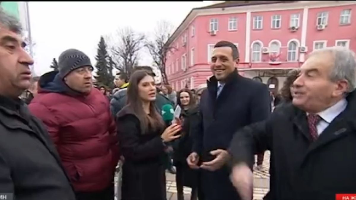 Сирийски бежанци вбесиха хората в Елин Пелин и те се заканиха: Първо ще ги покръстим и изкъпем в реката, но надолу с главите!