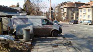 Вървейки по тротоара по бул. "Свети Наум", видях какво направи този "хубавец"- шофьор (СНИМКА)