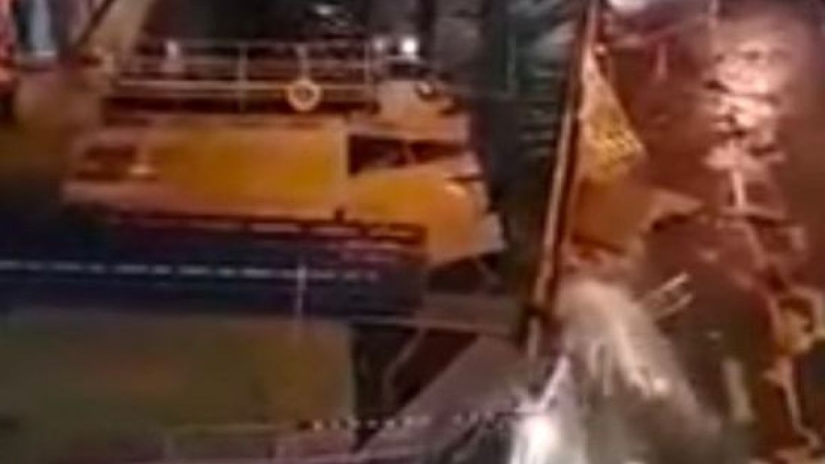 Истинско бедствие: Силен вятър запокити ферибот върху кея в на остров Ман (ВИДЕО)