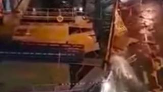 Истинско бедствие: Силен вятър запокити ферибот върху кея в на остров Ман (ВИДЕО)
